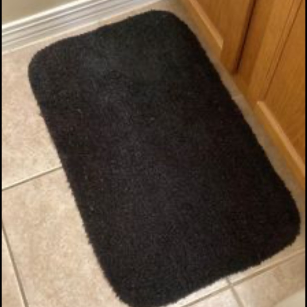 Black bath mat